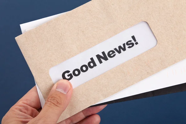 Хорошие новости и конверт — стоковое фото