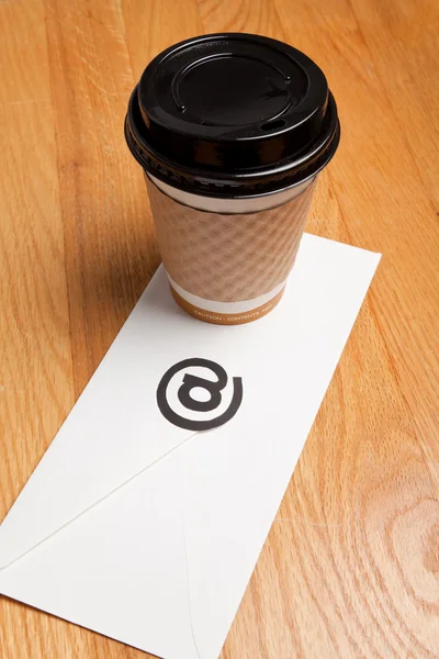 Koffiekopje en e-mail — Stockfoto