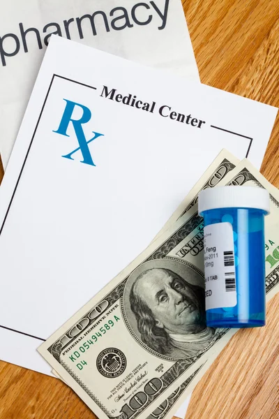 Receptbelagd medicin och dollar — Stockfoto