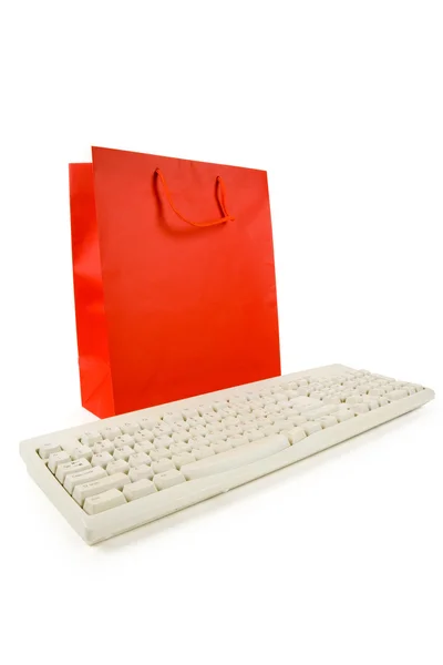 Saco de compras vermelho e teclado do computador — Fotografia de Stock