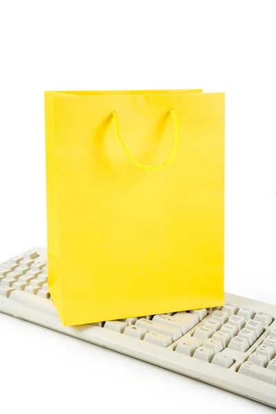 Κίτρινη τσάντα για ψώνια και το πληκτρολόγιο του υπολογιστή — Φωτογραφία Αρχείου