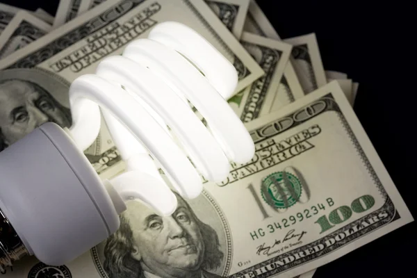 Compacte fluorescerende lightbulb en dollar — Stockfoto