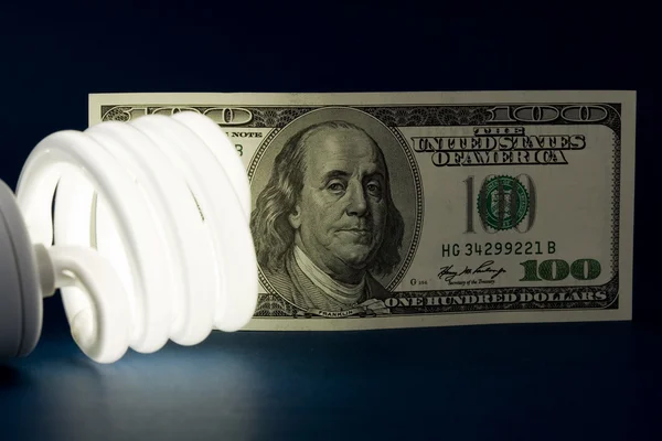 Compacte fluorescerende lightbulb en dollar — Stockfoto