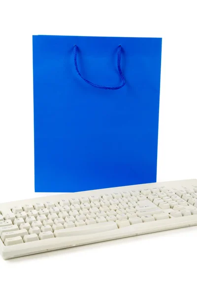 Blauwe boodschappentas en toetsenbord van de computer — Stockfoto