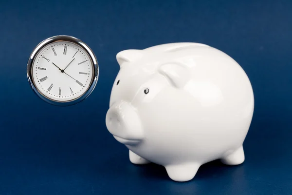 Piggy Bank e Relógio — Fotografia de Stock