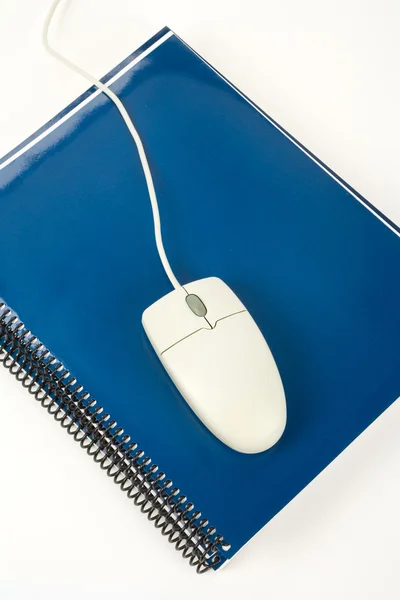 Blauwe school leerboek en computer muis — Stockfoto