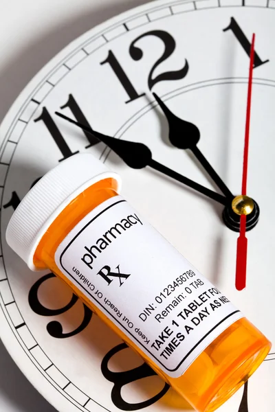 Reloj y botella de la píldora — Foto de Stock