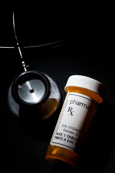 Pilulku láhev a stetoskopem — Stock fotografie