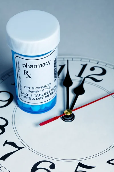 Reloj y botella de la píldora —  Fotos de Stock