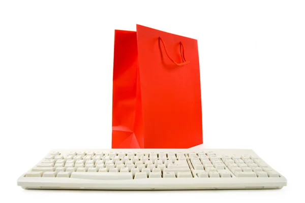 Κόκκινη τσάντα για ψώνια και το πληκτρολόγιο του υπολογιστή — Φωτογραφία Αρχείου