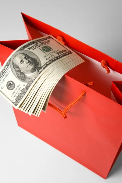 Rote Einkaufstasche und Dollar — Stockfoto