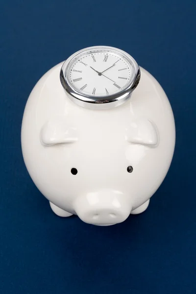 Piggy bank en klok — Stockfoto