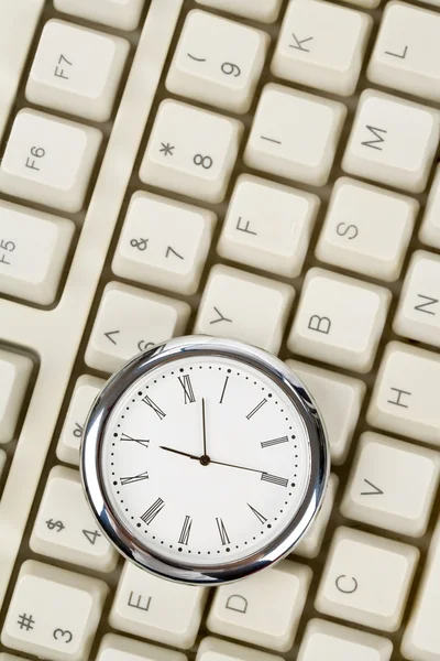 Klocka och dator tangentbord — Stockfoto