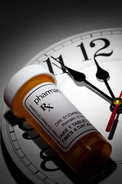 Reloj y botella de la píldora — Foto de Stock