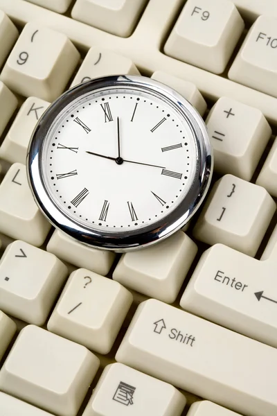 Óra és a számítógép billentyűzet — Stock Fotó