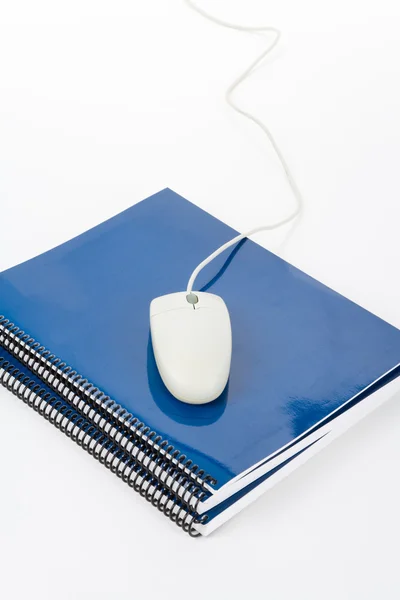 青い学校の教科書やコンピューターのマウス — ストック写真