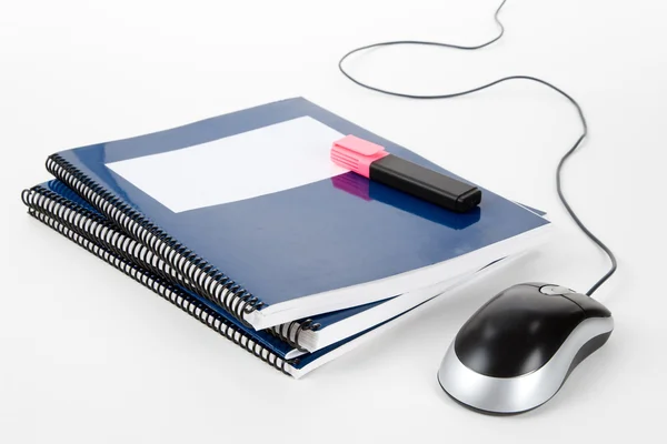 Podręcznik i komputer mysz niebieski szkoły — Zdjęcie stockowe