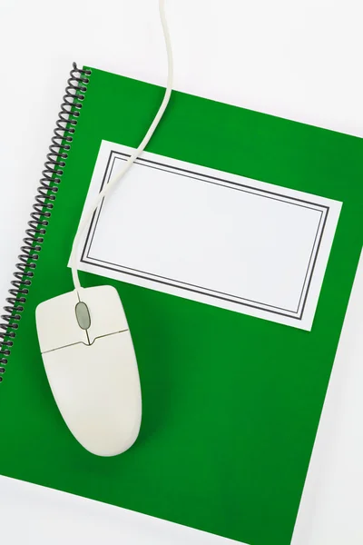 Livro verde da escola e mouse de computador — Fotografia de Stock