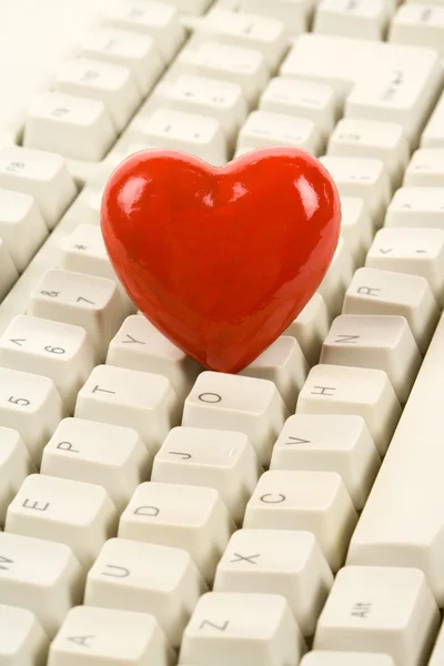 Kırmızı kalp şekli ve klavye — Stok fotoğraf
