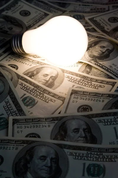 Lampadina luminosa e dollaro — Foto Stock