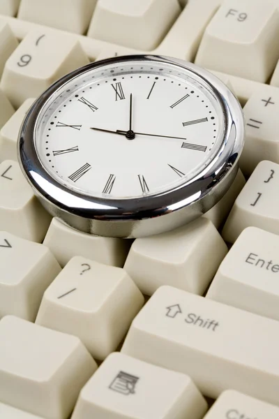 Óra és a számítógép billentyűzet — Stock Fotó