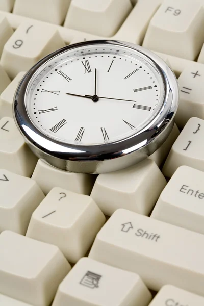 Orologio e tastiera del computer — Foto Stock