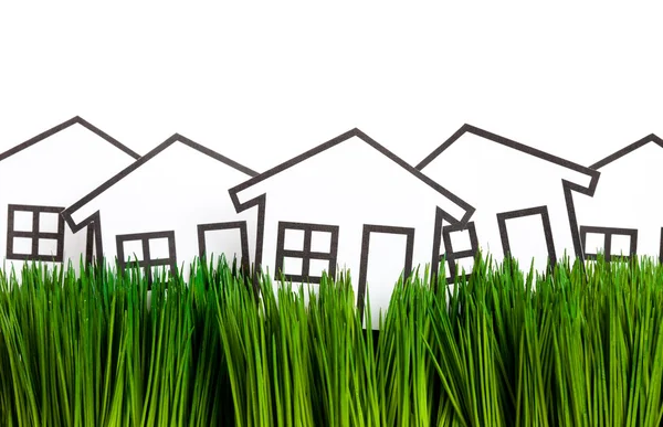 Huis en groen gras — Stockfoto