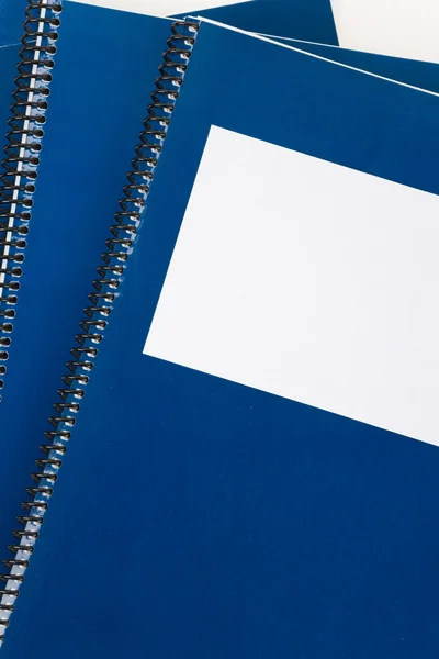 Синий школьный учебник — стоковое фото