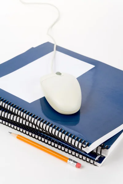 Mavi okul ders kitabı ve bilgisayar fare — Stok fotoğraf