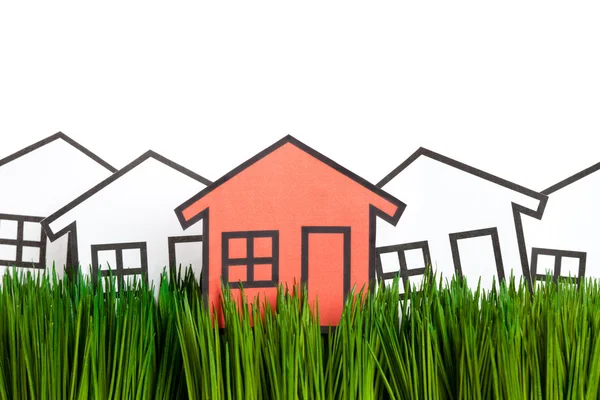 Huis en groen gras — Stockfoto