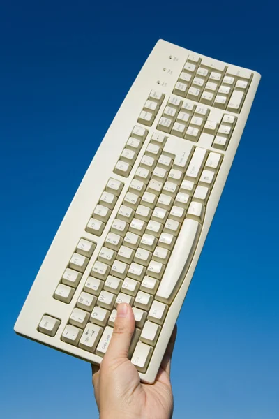 Dator tangentbord och blå himmel — Stockfoto