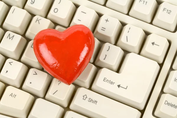 Rött hjärta form och tangentbord — Stockfoto