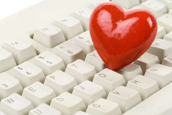Kırmızı kalp şekli ve klavye — Stok fotoğraf