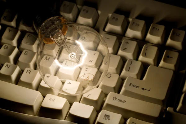 灯泡和计算机键盘 — 图库照片