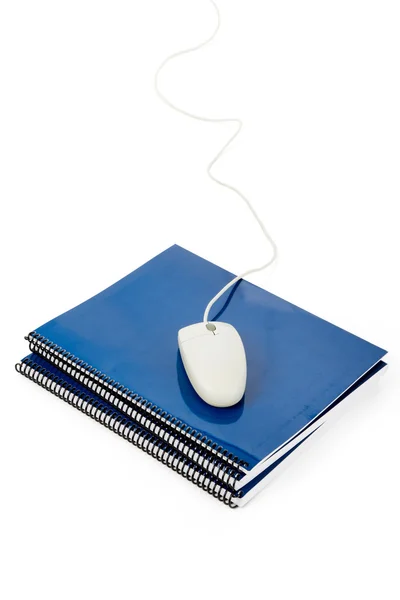 Libro di testo della scuola blu e mouse del computer — Foto Stock