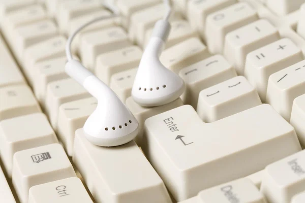 Sluchátka a klávesnice — Stock fotografie