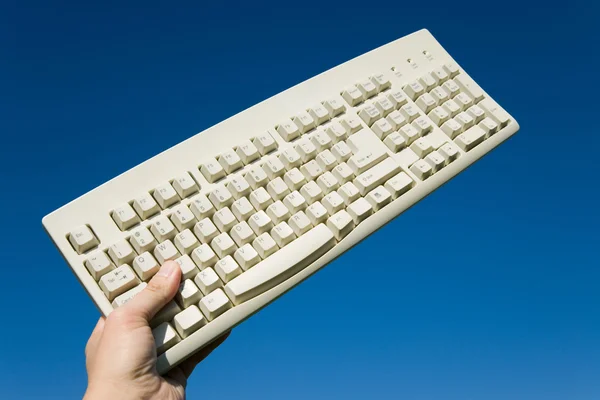 Počítačové klávesnice a modrá obloha — Stock fotografie