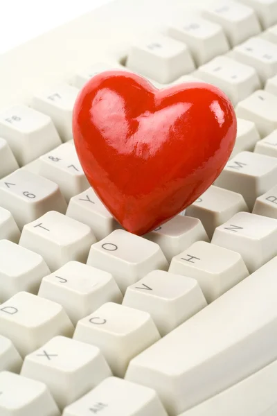 Rött hjärta form och tangentbord — Stockfoto