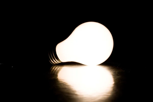 Яскраве світло лампи — стокове фото
