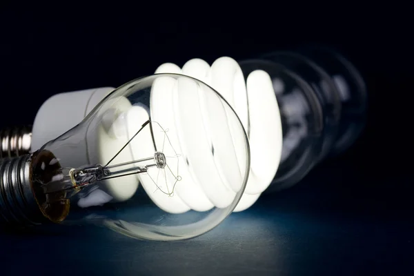 Компактная люминесцентная лампочка — стоковое фото
