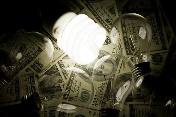 Kompaktleuchtstofflampen und Dollar — Stockfoto