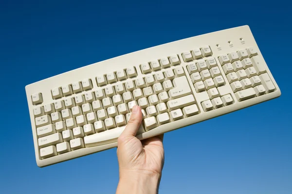 Computertastatur und blauer Himmel — Stockfoto