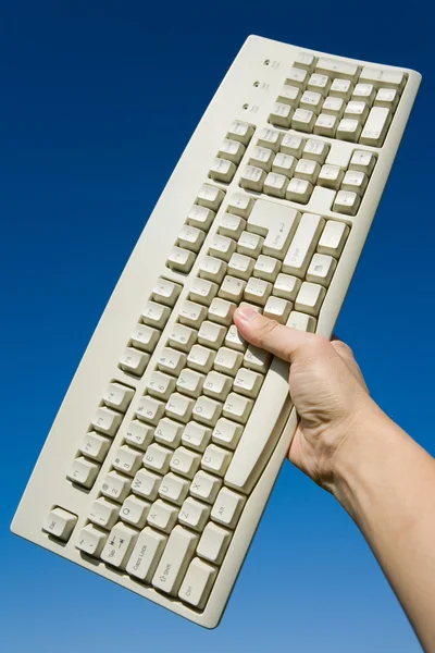 コンピューターのキーボードと青空 — ストック写真