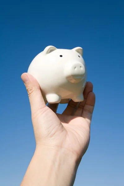 Piggy Bank e céu azul — Fotografia de Stock