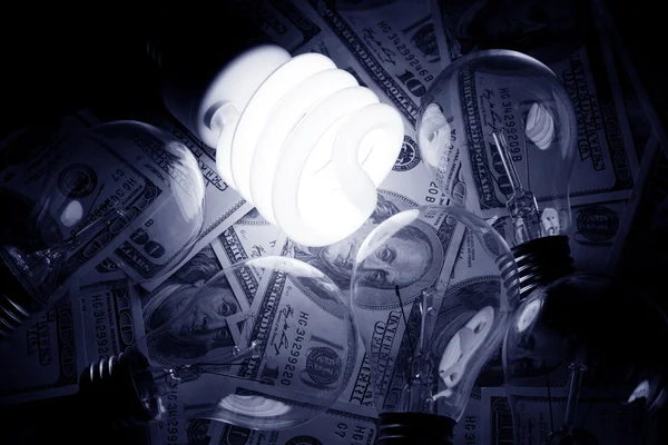 Kompakt fluorescerande glödlampa och dollar — Stockfoto