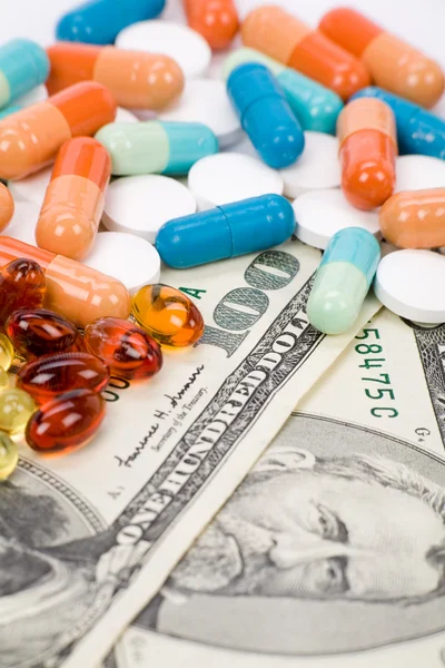 Medicin piller och dollar — Stockfoto
