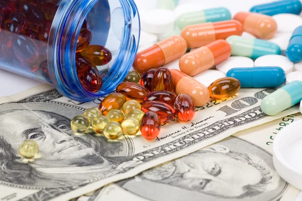 Gyógyszert tablettát és a dollár — Stock Fotó