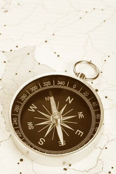 指南针和地图 — 图库照片