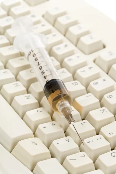 Syringe and keyboard — Stock Photo, Image
