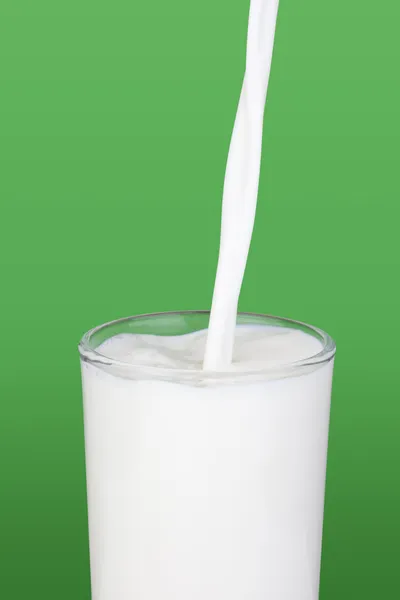 Gieten in een glas melk. — Stockfoto